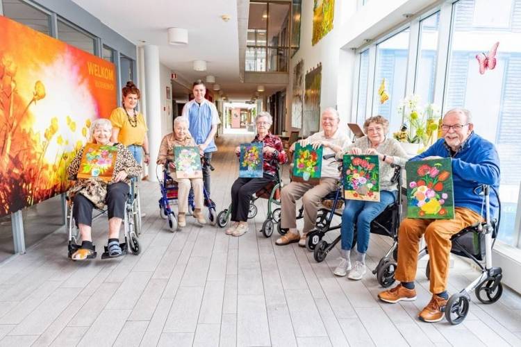 De groep ouderen die een schilderij maakten met de Gouden Eeuw als inspiratiebron. — © Marc Ploum